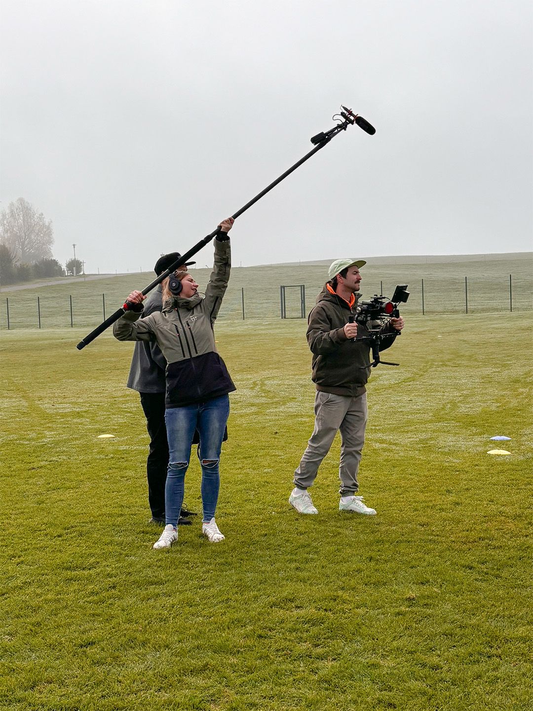 Filmteam auf einem Fußballfeld